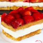 Strawberry cake with vanilla cream