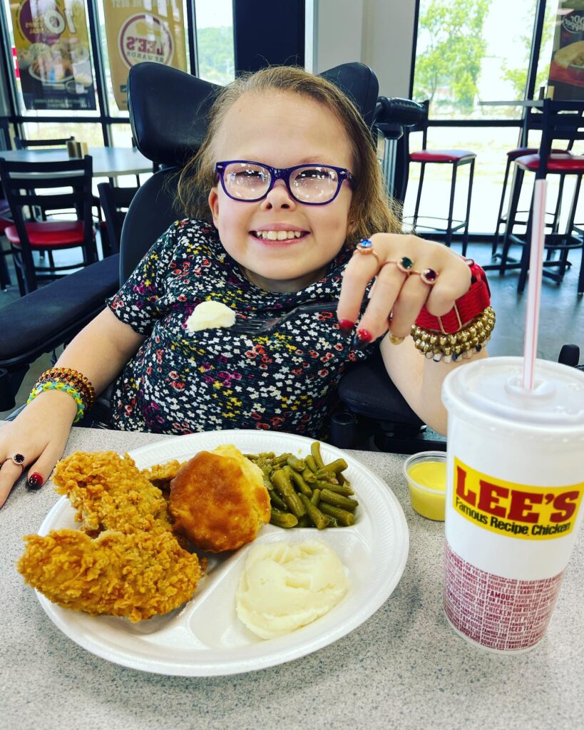 A Delightful Moment at Lee’s Famous Recipe Chicken