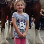 Dad takes daughter’s photo in front of giant horse, looks closer and can’t stop laughing