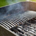 My mom taught me this trick to keep the barbecue grill spotless in just 2 minutes with zero effort. Here’s how to do it